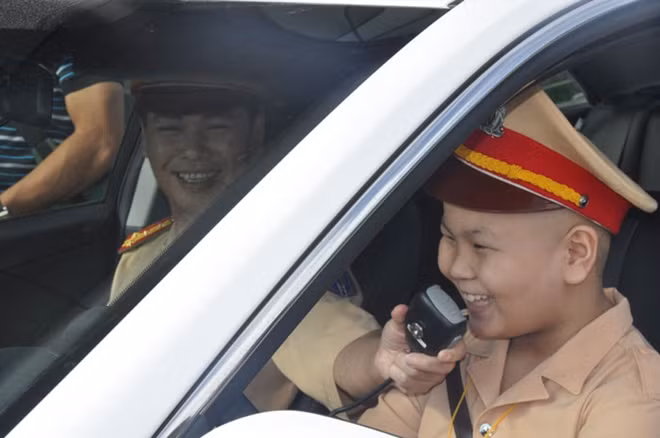 Tác phẩm "Thực hiện ước mơ". Phòng CSGT CATP Đà Nẵng đã tạo điều kiện, giúp đỡ em ĐỗTuấn Dũng bệnh nhân ung thư thực hiện hóa ước mơ của mình trong ngày sinh nhật lần thứ 10 (tháng 11/2015). Tác giả Trần Khánh Bảo (Đà Nẵng).