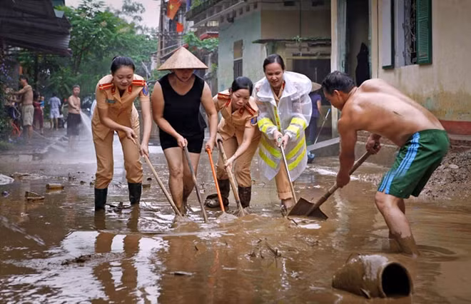 Tác phẩm: Giúp dân dọn lũ. Cán bộ chiến sỹ Cảnh sát giao thông Thành phố Yên Bái cùng bà con nhân dân đường Mai Hắc Đế , phường Hồng Hà, Thành phố Yên Bái dọn bùn đất sau cơn bão số 3 đổ bộ vào tỉnh Yên Bái ngày 20/8/2016). Tác giả Nguyễn Văn Miền(Yên Bái).
