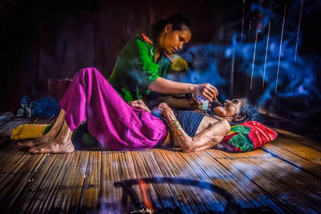 Tác phẩm "Chăm bà". Ngoài giỏi chuyên môn, nghiệp vụ, thiếu úy Đinh Thị H’Nứa (dân tộc Bana) thuộc Công an huyện Vĩnh Thạnh (tỉnh Bình Định) còn đảm việc nhà, chăm sóc bà trong những lúc đau ốm. Tác giả Từ Ngọc Vũ (Bình Định).
