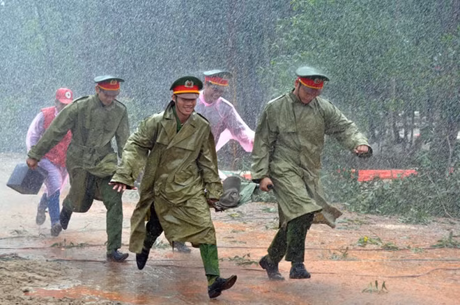 Tác phẩm: “Thao trường mưa đổ” - Huyện Hải Lăng tỉnh Quảng Trị tổ chức diễn tập cứu hộ cứu nạn trong cơn mưa. Tác giả Trà Minh Thiết (Quảng Trị).