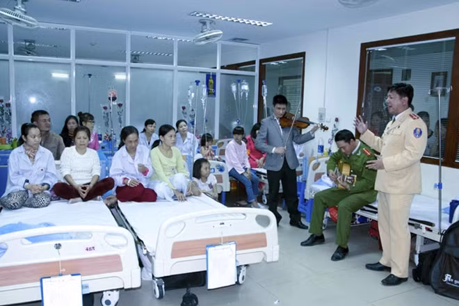 Tác phẩm: Mang tiếng hát đến với bệnh nhân nghèo. Ngày 8/3/2016, Đại úy Ngụy Duy Phương, Phó Đội trưởng Đội CSGT, trật tự, phản ứng nhanh, Công an quận Thanh Xuân với ca khúc: “Để gió vuốn đi” - Tác giả Vũ Đình Thắng(Hà Nội).