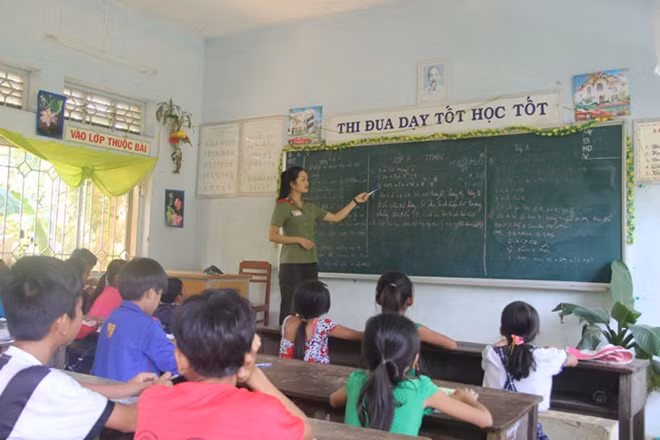 Tác phẩm "Lớp học tình thương". Đồng chí Trịnh Thị Trang, sinh viên năm 2, trường Đại học An ninh nhân dân đang giảng bài cho các em thiếu nhi trong chương trình bổ trợ kiến thức hè tại một phòng học của trường THCS Phú Thành B, xã Phú Thành B, huyện Tam Nông, tỉnh Đồng Tháp. Tác giả Lê Hoàn (TP HCM).
