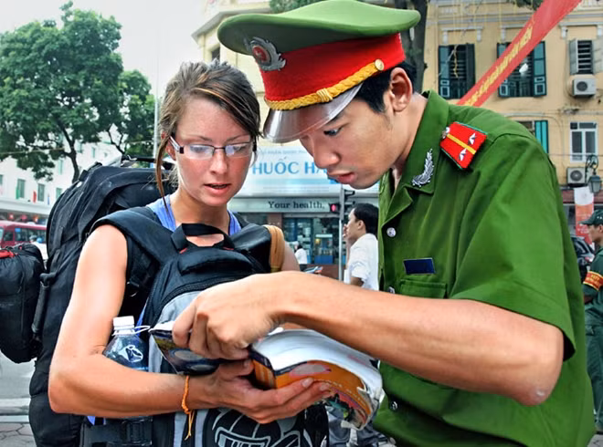Tác phẩm: Tận tình chu đáo. Tác giả Phạm Vũ Dũng (Hải Phòng)