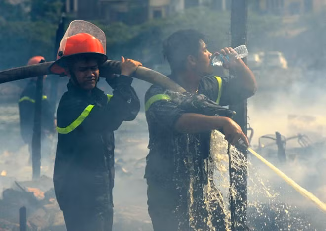 Tác phẩm: Tiếp sức. Lực lượng Cảnh sát PCCC Công an TP Hà Nội cứu hỏa tại khu nhà ven hồ Linh Quang, Đống Đa, Hà Nội. Tác giả Trần Hiếu