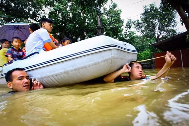 Tác phẩm: Vượt dòng lũ dữ. Ngày 18/9/2014, hơn 400 học sinh của 2 trường Tiểu học Kim Đồng và Mầm non Hoa Lan (TP Hà Giang) bị kẹt lũ. Đồng chí Khiêm, Đội Cảnh sát hình sự, Công an Thành phố Hà Giang cùng đồng đội tham gia cứu hộ các em học sinh. Tác giả Dương Quang Tiến (Huế).