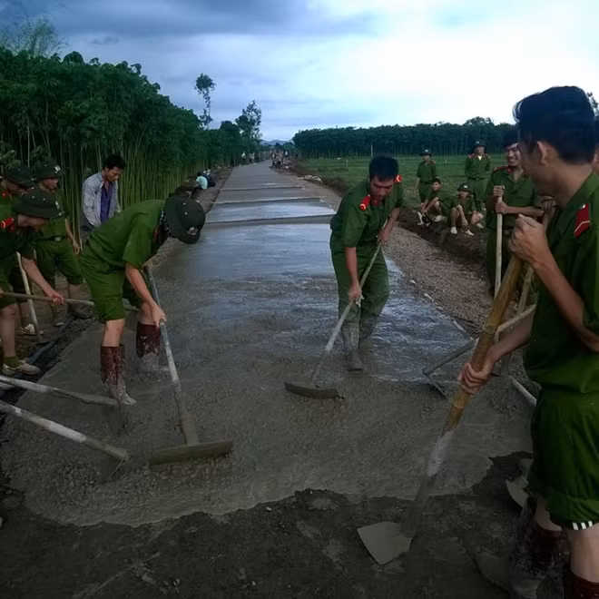 Tác phẩm: Bê tông hóa. Công an tỉnh Đồng Nai bê tông hóa tuyến đường giao thông nông thôn xã Xuân Đông trong đợt phát động phong trào toàn dân bảo vệ ANTQ 6/2016. Tác giả Nguyễn Hồng Nam (Đồng Nai).