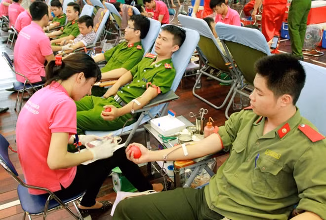 Tác phẩm: “Giọt máu nghĩa tình”. Công an Hải Dương tam gia hiến máu tình nguyện. Tác giả Phùng Trọng Tuệ (Hải Dương).