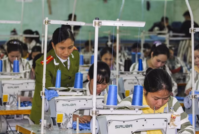 Tác phẩm "Hướng nghiệp". Đồng chí Cao Thị Hồng Vân, cán bộ Trại giam Đồng Sơn hướng dẫn dạy nghề may cho phạm nhân. Tác giả Mai Văn Quyền(Quảng Bình)