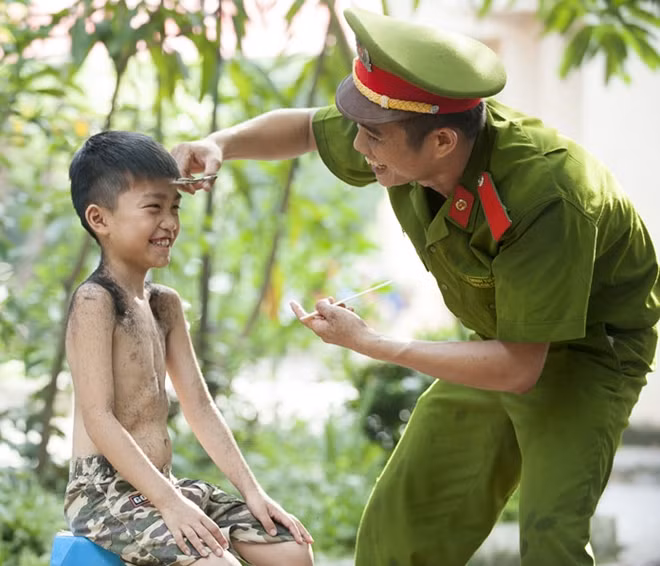 Tác phẩm: Giúp dân. Tác giả Nguyễn Xuân Chính (Hà Nội).