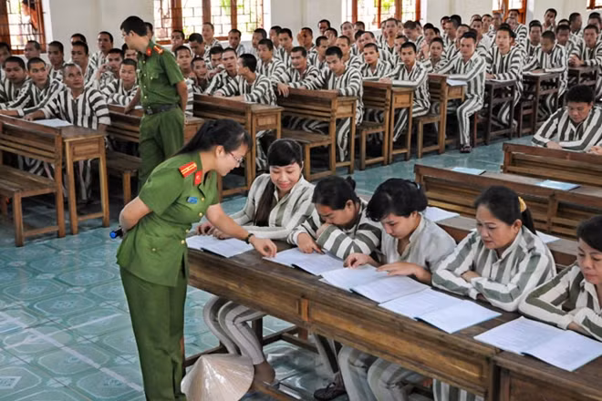 Tác phẩm: Hướng dẫn phạm nhân. Ảnh chụp tại trại giam Thủ Đức – Bình Thuận. Tác giả Trần Ngọc Tuấn (TP HCM).