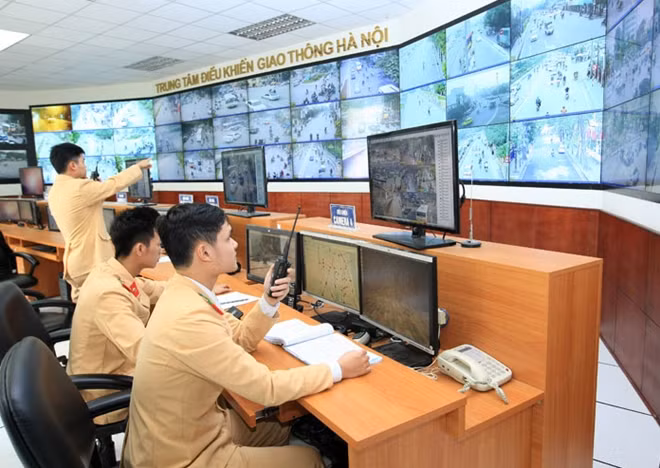 Tác phẩm: Phạt nguội qua camera giám sát. Trong ảnh Cảnh sát giao thông làm nhiệm vụ tại Trung tâm điều khiển giao thông Hà Nội. Tác giả: Bùi Doãn Tấn (Hà Nội).