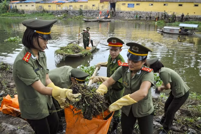 Tác phẩm: Làm sạch dòng sông. Tác giả Vũ Đức Phương(Ninh Bình).