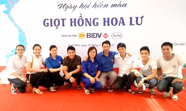 Một số thành viên CLB "Ngân hàng máu sống" tại ngày hội hiến máu "Giọt hồng Hoa Lư".