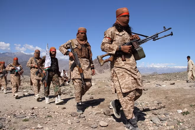 Các chiến binh Taliban tham gia vào một buổi tụ họp nhân kỷ niệm thỏa thuận giữa Mỹ và Taliban hồi tháng 3 năm 2020. Ảnh nguồn: Wali Sabawoon/NurPhoto/Getty Images.