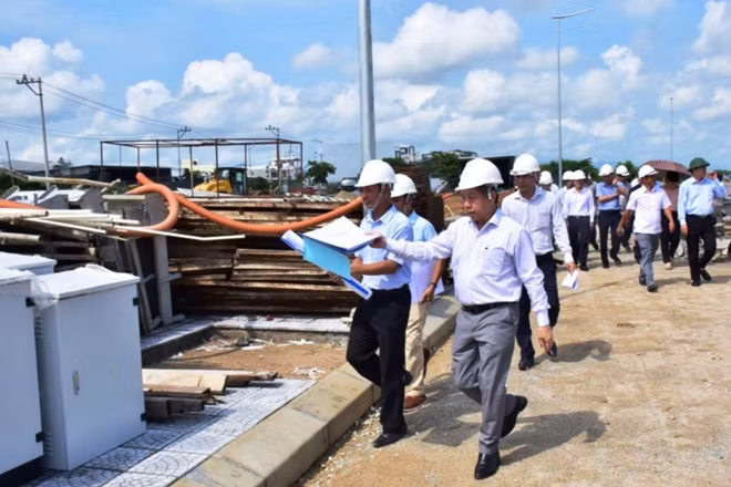 Chủ tịch UBND tỉnh Thừa Thiên- Huế, Phan Ngọc Thọ và lãnh đạo các sở, ban, ngành kiểm tra mặt bằng để di dân khỏi Kinh thành Huế.