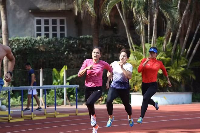 Nguyễn Thị Huyền luyện tập trở lại sau khi sinh.