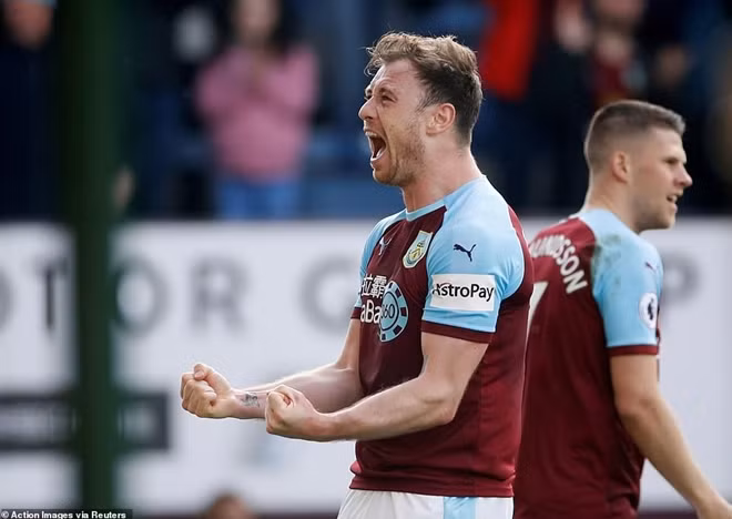 Ashley Barnes ghi bàn ấn định tỷ số 2-1 cho Burnley.