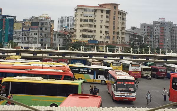Việc điều chuyển sắp xếp luồng tuyến bến xe khách tại Hà Nội đang gặp phải sự phản đối của nhiều doanh nghiệp.
