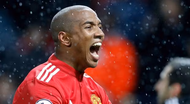 Ashley Young vui mừng ghi bàn cho Man.Utd hạ gục Brighton.