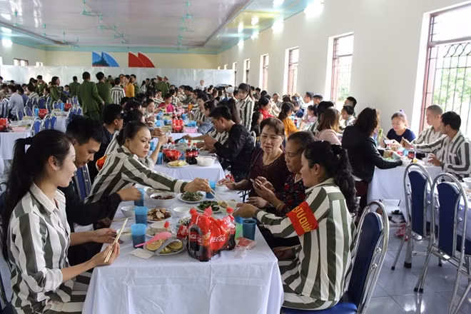 Để động viên phạm nhân cải tạo tốt, năm nào trại giam Hoàng Tiến cũng tổ chức ngày gia đình phạm nhân để họ được cùng người thân ăn một bữa cơm gia đình.