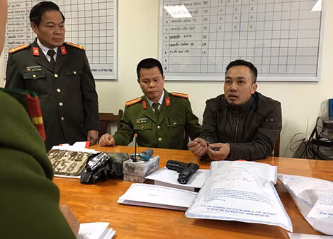 Đối tượng gây án cướp ngân hàng bị cơ quan Công an bắt giữ. Đối tượng gây án cướp ngân hàng bị cơ quan Công an bắt giữ.