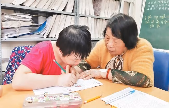 Bà Côi đang rèn từng nét chữ cho học trò.