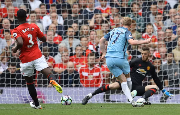 Pha dứt điểm thành bàn của De Bruyne. Ảnh: Reuters.