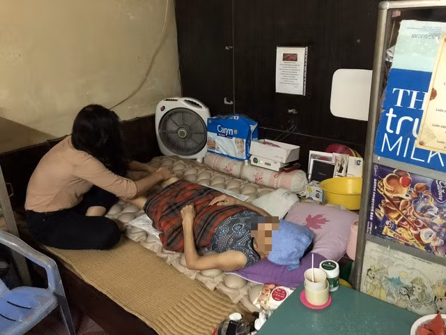 Chị H chăm sóc mẹ ung thư giai đoạn cuối.