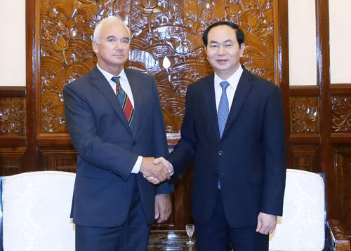 Chủ tịch nước Trần Đại Quang và ngài Valery Sadokho, Đại sứ Đặc mệnh toàn quyền Cộng hòa Belarus tại Việt Nam. Ảnh: TTXVN. Chủ tịch nước Trần Đại Quang và ngài Valery Sadokho, Đại sứ Đặc mệnh toàn quyền Cộng hòa Belarus tại Việt Nam. Ảnh: TTXVN.