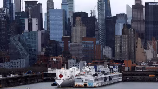 Tàu Bệnh viện USNS Comfort ngoài khơi Manhattan để giải tỏa áp lực chống dịch COVID-19 cho thành phố New York.