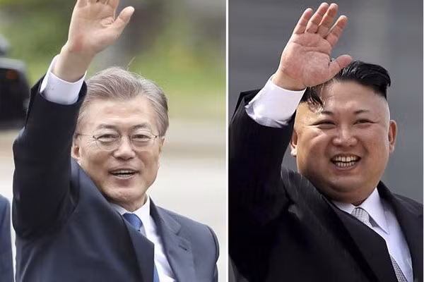Tổng thống Moon Jae-in (trái) và Nhà lãnh đạo Kim Jong-un. Ảnh: Daily News Tổng thống Moon Jae-in (trái) và Nhà lãnh đạo Kim Jong-un. Ảnh: Daily News