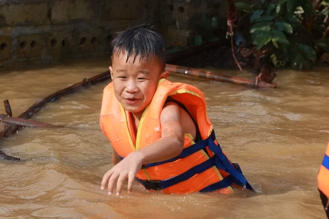 Trong khi cậu bé này thì khá là phấn khích khi vui đùa cùng bạn bè trong dòng nước.