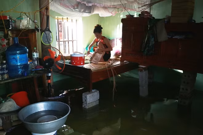 Nhiều nhà nước vẫn phải sinh hoạt trong cảnh nước lụt tràn khắp nơi.