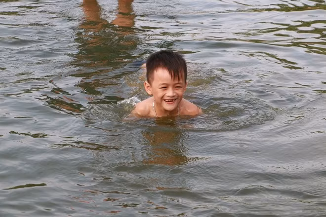 Niềm vui của cậu bé khi có khoảng thời gian vui vẻ vào cuối ngày.