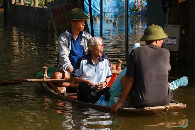 Dù chỉ có thể chở được ít người và đồ đạc nhưng với giá thành rẻ (từ 1,8 triệu đồng) nên rất nhiều gia đình đã mua sẵn một chiếc chuẩn bị cho tình huống bị lụt