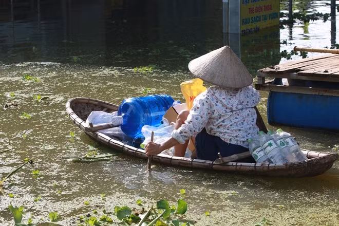 Tuy nhiên phổ biến nhất vẫn là những chiếc thuyền nhỏ.