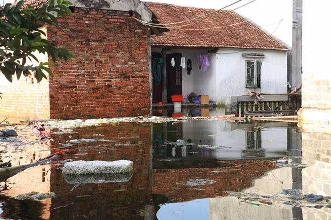 Dòng nước vẫn tiếp tục đưa rất rác thải vào các ngôi nhà bị ngập. Nhiều chỗ rác dồn ứ bắt đầu bốc mùi khó chịu.
