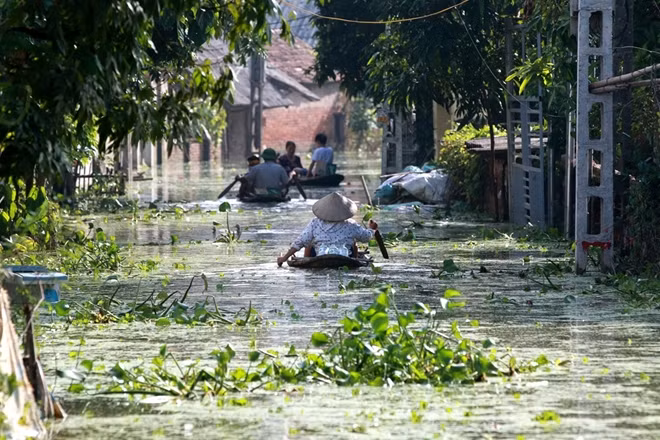 Chiều ngày 1-8, nhiều địa điểm tại huyện Chương Mỹ, Hà Nội vẫn bị ngập rất nặng. Xã Nam Phương Tiến là một trong những xã bị ngập nặng nhất người dân di chuyển bằng thuyền trong khi xung quanh đầy rẫy bèo và rác nổi