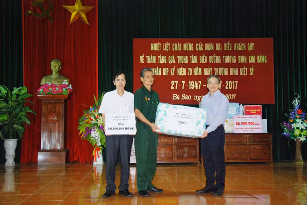 Đồng chí Phan Tâm - Thứ trưởng Bộ Thông tin và Truyền thông tặng quà Trung tâm Điều dưỡng Thương binh Kim Bảng (Hà Nam)