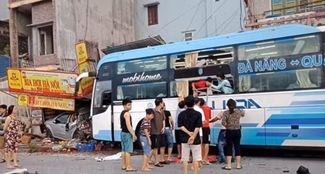 Xe 4 chỗ tông 2 xe máy rồi lao vào 2 cửa hàng ven đường ảnh 5