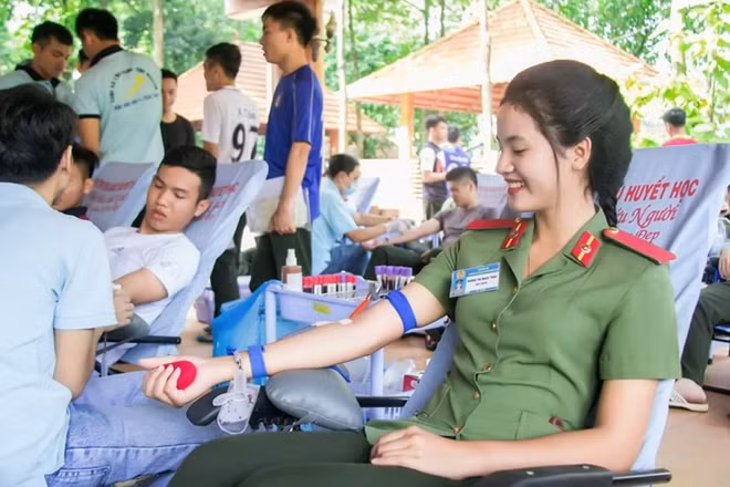 Ngọc Thoa luôn tích cực tham gia các hoạt động thiện nguyện ở trường.