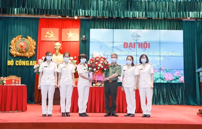 Thiếu tướng Nguyễn Quang Trung, Phó Bí thư Đảng ủy, Phó Cục trưởng chúc mừng Ban Chấp hành Hội Phụ nữ Cục Khoa học, Chiến lược và Lịch sử Công an lần thứ Nhất, nhiệm kỳ 2021 – 2026.