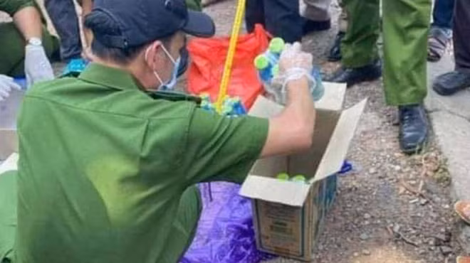 Công an khám xét, thu giữ tang vật 20.000 viên ma túy do đối tượng Nguyễn Thị Thủy vận chuyển.