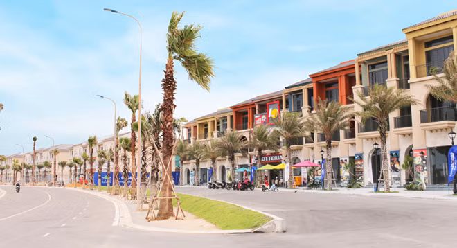Các dòng second home tại NovaWorld Phan Thiet đang được nhiều nhà đầu tư ưa chuộng. Ảnh dãy nhà phố thương mại mặt biển tại Dự án đã vận hành từ tháng 04/2021.