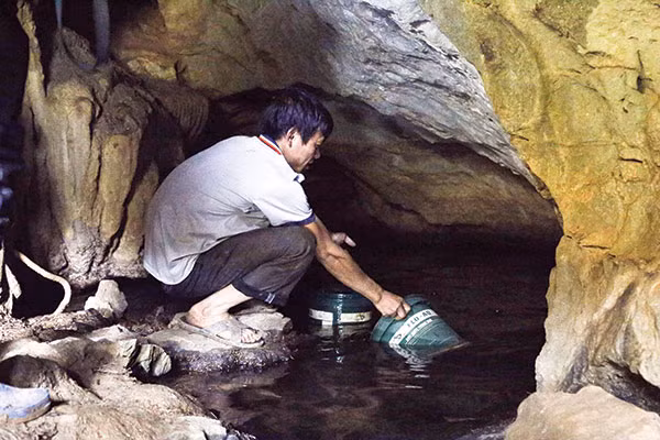Người dân chọn nước sạch trong khe núi để nấu rượu.