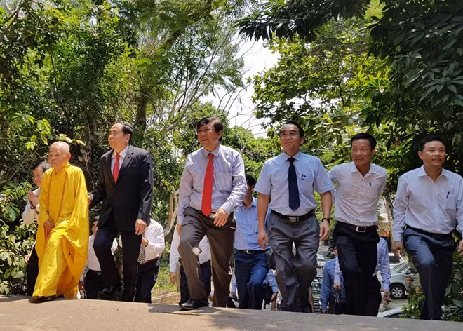 Đồng chí Trần Thanh Mẫn và Hòa Thượng Thích Đức Thanh cùng đoàn đi thăm chùa Báo Quốc.
