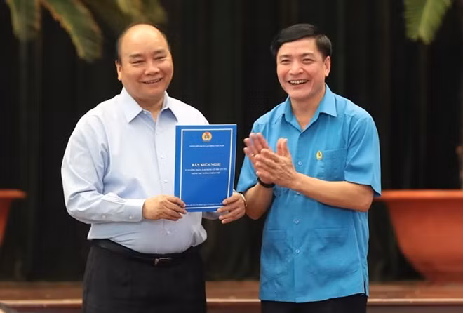 Lãnh đạo Liên Đoàn lao động Việt Nam trao các kiến nghị của công nhân kỹ thuật cao đến Thủ tướng Nguyễn Xuân Phúc.