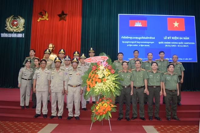 Trường Cao đẳng ANND II chúc mừng kỷ niệm Ngày Quốc khánh Vương quốc Campuchia với các học viên.