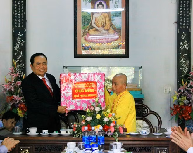 Đồng chí Trần Thanh Mẫn trao quà chúc mừng Hòa thượng Thích Đức Thanh, Trưởng ban Trị sự Giáo hội PGVN tỉnh Thừa Thiên Huế.