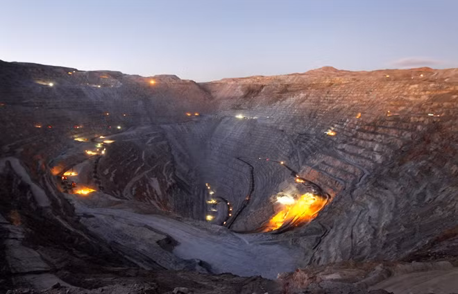 Mỏ đồng lớn nhất của Chile tại Chuquicamata ở Calama được điều hành bởi Codelco, một công ty khai thác quốc doanh được thành lập khi Allende quốc hữu hóa các công ty nước ngoài vào thập niên 1970.